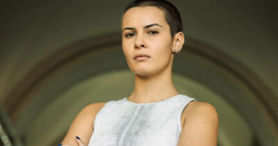 Copertina di “Mi hanno dato della ‘malata, psicopatica e lesbica’. Alcuni professori mi hanno giudicata. A un passo da X Factor, ho rinunciato”: parla Carlotta Pinto di Mare Fuori 6