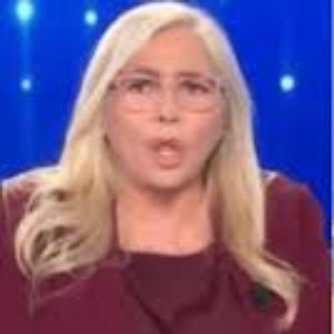 “Disegno pennuti”, ma Mara Venier capisce “nudi”: l’esilarante gaffe con Virginia Raffaele a Domenica In