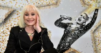 Furto alla mostra di Raffaella Carrà: rubate due cinture originali della cantante con cristalli. L’appello: “Restituitele, il danno è culturale ed emotivo”