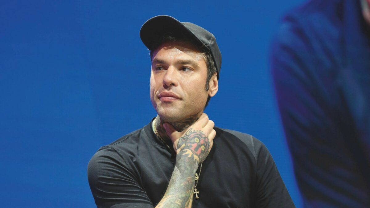 Chiedono un selfie a Fedez fuori da un locale, due fratelli padovani denunciano di essere stati picchiati. Il rapper avrebbe detto loro: “Dai che altrimenti va a finire male”