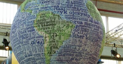 Copertina di Mammeta, schwa e pesciolini: il ‘’Giro del mondo in 80 lingue’’ di Veronica Repetti