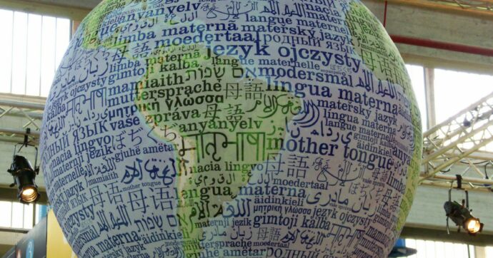 Mammeta, schwa e pesciolini: il ‘’Giro del mondo in 80 lingue’’ di Veronica Repetti