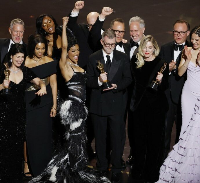 “E ora andiamo a prenderci un Martini”, P.T. Anderson trionfa agli Oscar 2026 con la “farsa” anti Trump di Una battaglia dopo l’altra