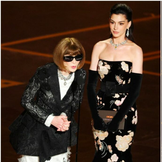 “Grazie Emily”: Anne Hathaway e Anna Wintour insieme sul palco degli Oscar 2026, il siparietto che cita “Il Diavolo veste Prada” è virale