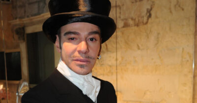 Copertina di John Galliano firma le collezioni per Zara: chi è il genio ribelle ex Dior e perché questa è la mossa di cui il mondo della moda aveva bisogno