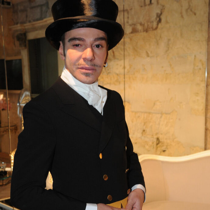 John Galliano firma le collezioni per Zara: chi è il genio ribelle ex Dior e perché questa è la mossa di cui il mondo della moda aveva bisogno