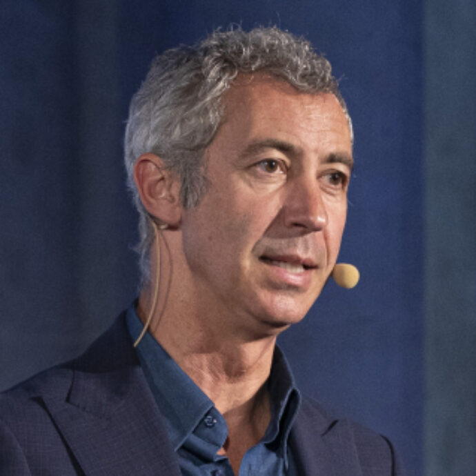 “C’è un aumento dei tentativi di suicidio e dei disturbi alimentari. Alle istituzioni dico: smettetela di litigare sui telefonini e mettetevi a studiare”: parla Paolo Kessisoglu