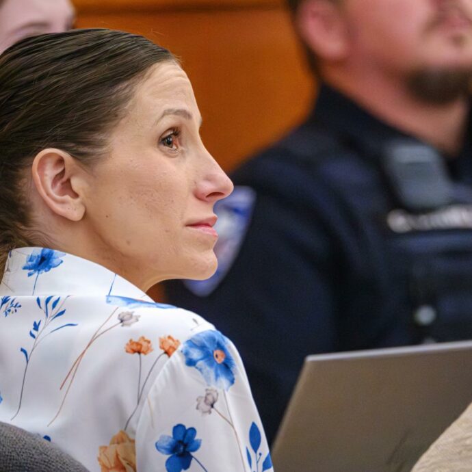 “Voleva lasciare il marito ma non voleva dargli i suoi soldi”: lo uccide mettendo il fentanyl nel suo Moscow Mule, scrittrice di libri per bambini rischia l’ergastolo