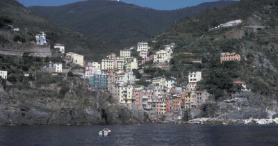 Copertina di Turista 25enne scivola sugli scogli e muore sul colpo a Riomaggiore (La Spezia)