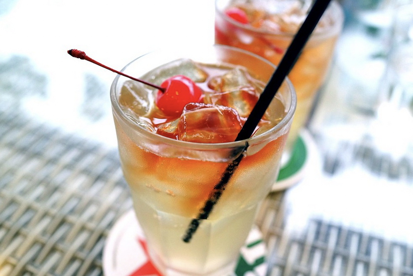 Perché la Gen Z beve sempre meno alcol: lo “zebra striping” e la contromossa di bar e ristoranti