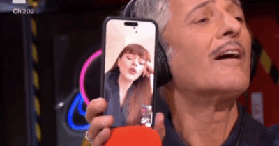 Copertina di “Posso dire una cosa? Autotune, va’ a cagare! Devi fare un disco al telefono, la prossima volta…”: Annalisa canta, Fiorello reagisce così