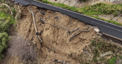 Copertina di Crolla strada nel Messinese per le forti piogge, disagi a Motta Camastra: il video dal drone