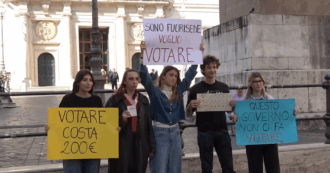 Copertina di Referendum, prosegue la protesta degli studenti fuori sede davanti alla Camera. Avs: “Ostacolare il loro voto? Scelta politica”