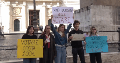 Copertina di Referendum, prosegue la protesta degli studenti fuori sede davanti alla Camera. Avs: “Ostacolare il loro voto? Scelta politica”