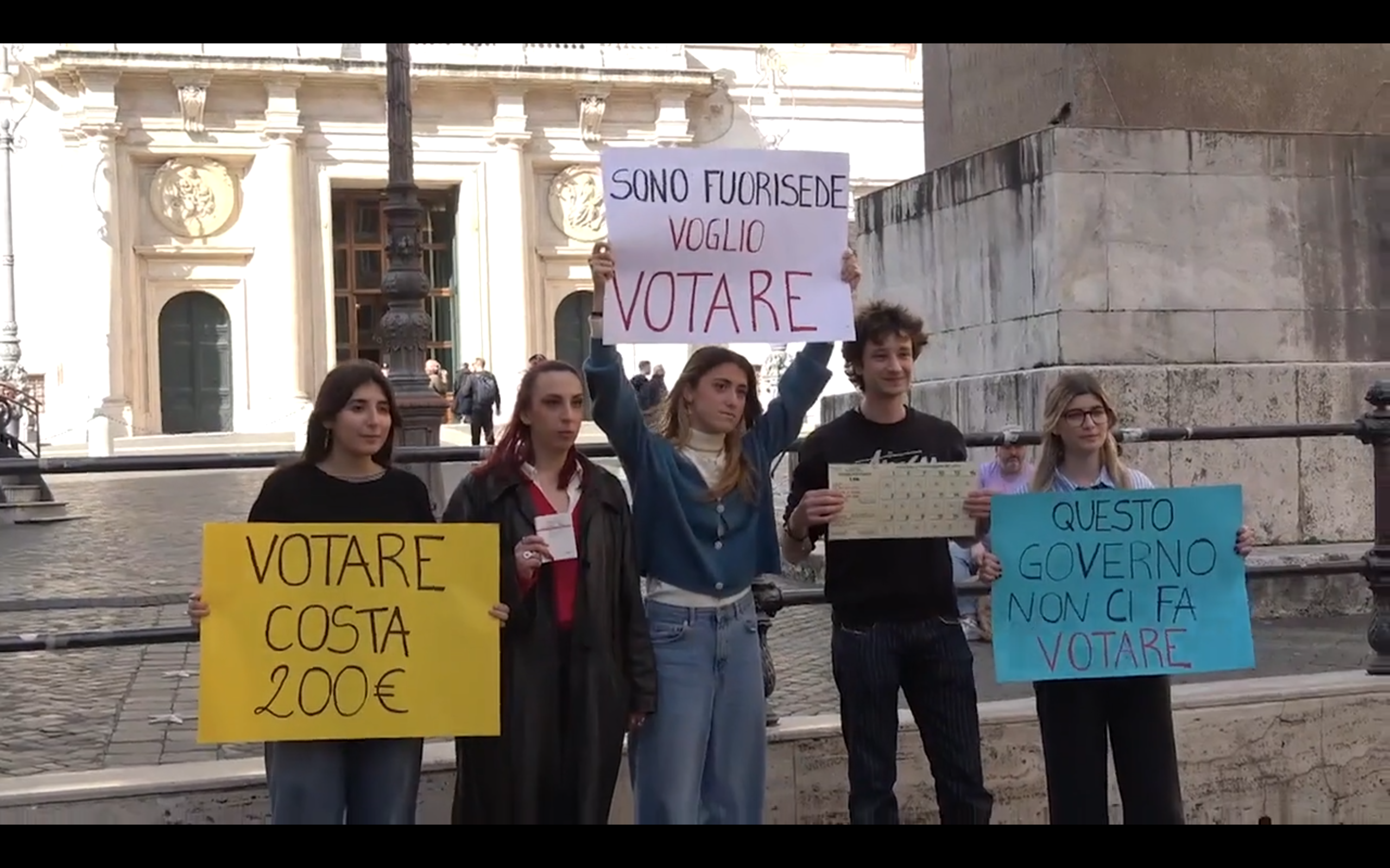 Referendum, prosegue la protesta degli studenti fuori sede davanti alla Camera. Avs: “Ostacolare il loro voto? Scelta politica”