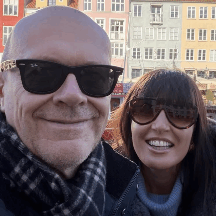 “Max Pezzali mi portò a cena e mi diede il testo di ‘L’Universo tranne noi’. Scoppiai in lacrime e la cameriera pensò avessi avuto un lutto. Chi lavorava con lui ha provato a soffocare le sue potenzialità”: parla la moglie Debora