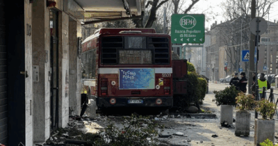 Copertina di Bus sbanda e finisce contro un giardino pubblico a San Lazzaro di Savena (Bologna)