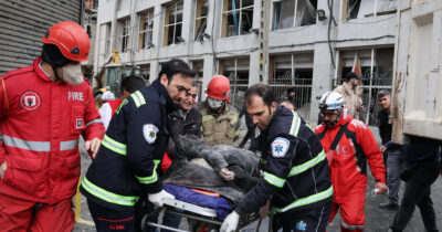 Copertina di Israele bombarda Teheran: “Forse ucciso Larijani, capo del Consiglio di Difesa”. Colpita l’ambasciata Usa in Iraq. Esplosioni a Doha e Dubai – Diretta