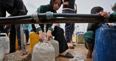 Copertina di Gaza ancora senz’acqua: “Le famiglie sopravvivono con appena 3 litri al giorno. L’80% delle reti idriche è distrutto”