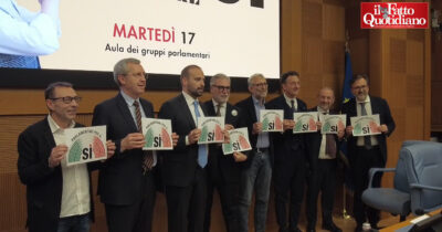 Copertina di “Non ho visto il video”, “Parlate anche con gli altri”: l’imbarazzo quasi comico ai “Comizi d’amore” (bipartisan) del Sì dopo le sparate dei colleghi. Ma Matone ha la soluzione: “Bisogna caricare le persone e portarle con la forza al seggio”