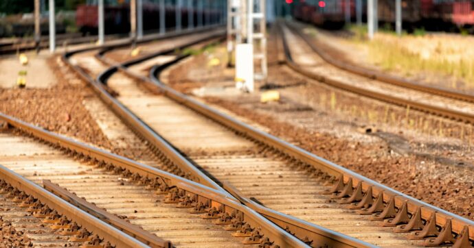 Migrante travolto dal treno al confine
