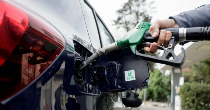 Guerra ai trasporti: l’effetto rincari sui carburanti per auto, aerei e navi