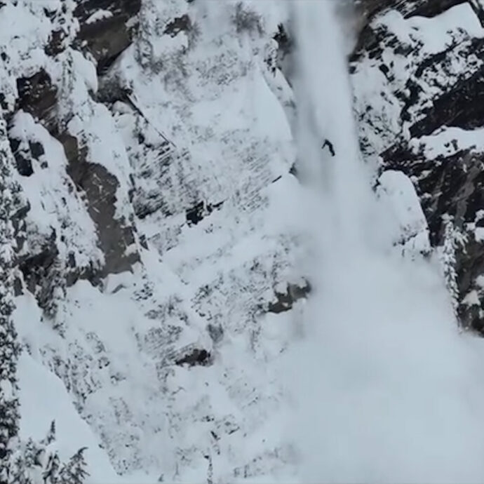 Precipita per quasi 300 metri con la motoslitta ma il pilota sopravvive: l’incredibile caduta durante il raduno – Video