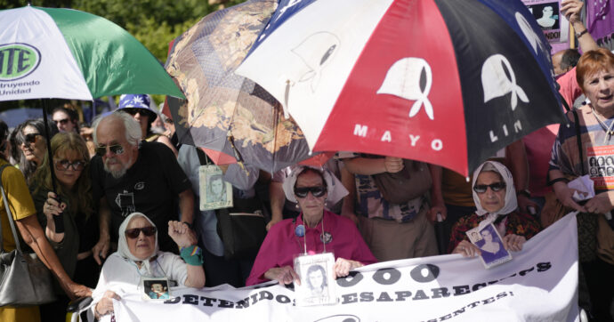 50 anni dal golpe in Argentina, nel Paese di Milei si cancella la memoria: “Il governo taglia i fondi ai centri sui crimini del regime”