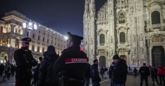 Ventenne aggredito davanti al Duomo di Milano, trauma cranico e lesioni per la vittima