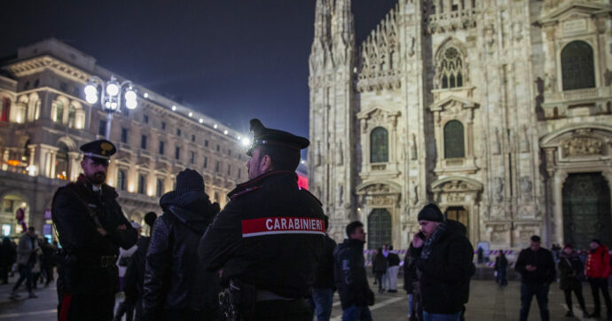 Ventenne aggredito davanti al Duomo di Milano, trauma cranico e lesioni per la vittima