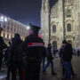 Copertina di Ventenne aggredito davanti al Duomo di Milano, trauma cranico e lesioni per la vittima