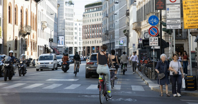 Con un coltello militare minaccia i passanti in pieno centro di Milano: “Vi ammazzo”. Arrestato