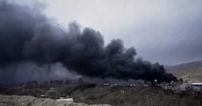 Copertina di Raid di Israele su siti energetici iraniani. I Pasdaran attaccano i Paesi del Golfo: “Conseguenze incontrollabili”. Fiamme nel più grande impianto di gas del Qatar. Video