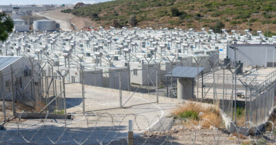 Copertina di A dieci anni dall’accordo Ue-Turchia, in migliaia continuano a vivere sulle isole greche in condizioni disumane