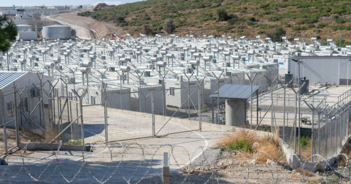 A dieci anni dall’accordo Ue-Turchia, in migliaia continuano a vivere sulle isole greche in condizioni disumane