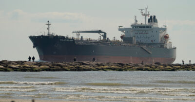 Copertina di Guerra all’Iran, Trump teme l’aumento dei prezzi del barile: sospesa la legge che limita il trasporto del petrolio negli Usa