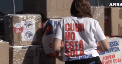 Copertina di Partita da Fiumicino la Flotilla aerea con aiuti umanitari per Cuba: a bordo anche Mimmo Lucano e Ilaria Salis