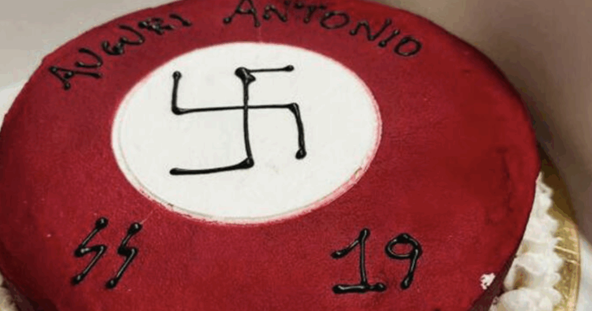 Svastica e simbolo delle SS sulla torta di compleanno, il titolare della pasticceria: “Il cliente voleva fare uno scherzo al figlio”. Bufera social