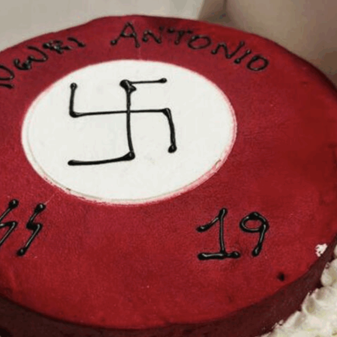 Svastica e simbolo delle SS sulla torta di compleanno, il titolare della pasticceria: “Il cliente voleva fare uno scherzo al figlio”. Bufera social