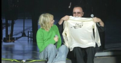 Copertina di “Sarai il nuovo giudice del Serale di Amici 25”: Maria De Filippi “incorona” Gigi D’Alessio durante il concerto a Roma – IL VIDEO