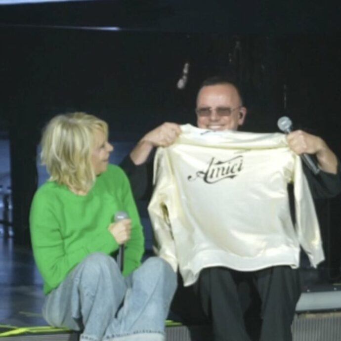 “Sarai il nuovo giudice del Serale di Amici 25”: Maria De Filippi “incorona” Gigi D’Alessio durante il concerto a Roma – IL VIDEO