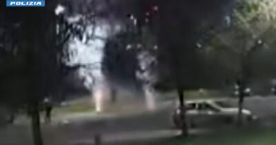 Copertina di Fuochi d’artificio davanti al carcere per festeggiare il compleanno del detenuto: quattro fogli di via a Cremona – Video