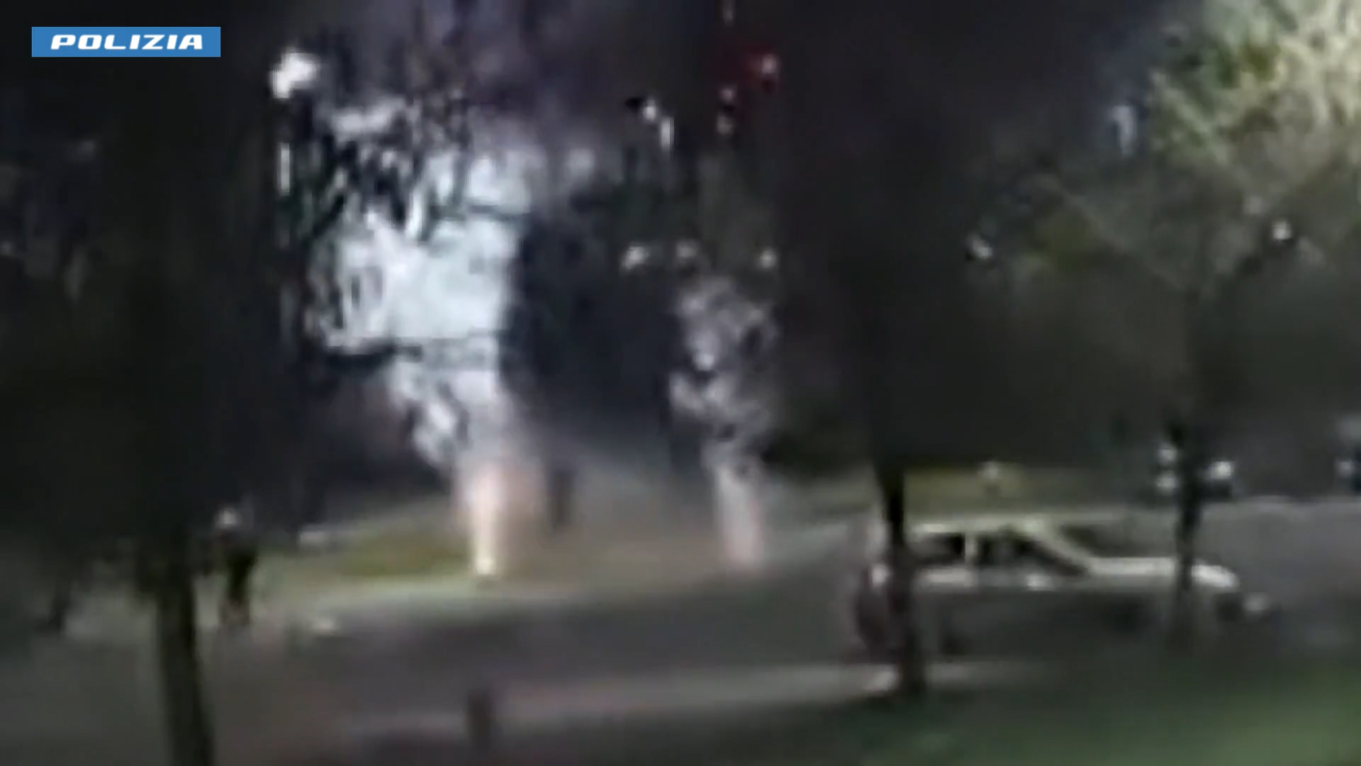 Fuochi d’artificio davanti al carcere per festeggiare il compleanno del detenuto: quattro fogli di via a Cremona – Video