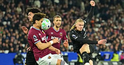 Copertina di Haaland calcia, il pallone si deforma sul volto del difensore: lo scatto impossibile di un fotografo inglese