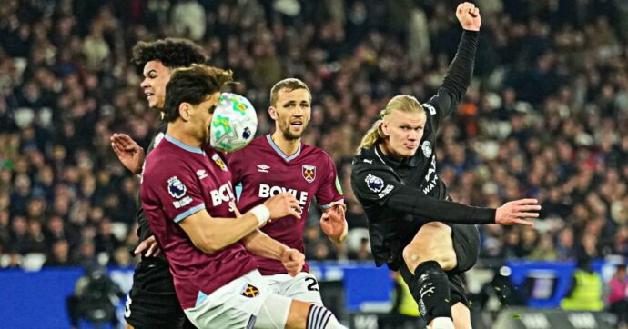 Haaland calcia, il pallone si deforma sul volto del difensore: lo scatto impossibile di un fotografo inglese