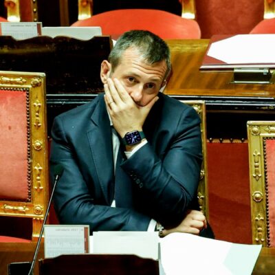 Copertina di Quando Delmastro cenò dal mafioso: ciò che il sottosegretario non dice