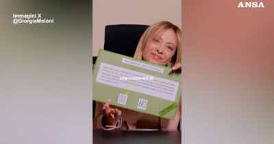 Copertina di Meloni e l’insistenza comunicativa in vista del voto per il Referendum, pubblica un “tutorial” con la scheda elettorale: “Mettete una croce sul Sì”