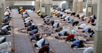 Copertina di La scuola organizza una visita al centro musulmano, le polemiche scandalizzate di Lega e FdI la fanno annullare