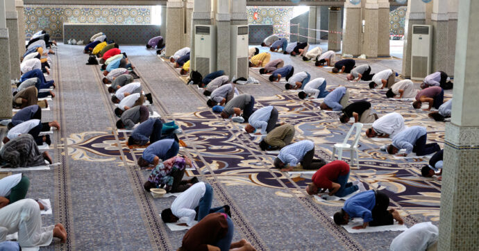 La scuola organizza una visita al centro musulmano, le polemiche scandalizzate di Lega e FdI la fanno annullare