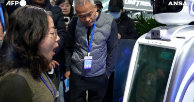 Copertina di I robot diventano “medici”, controllano il polso e danno referti sanitari: ecco la nuova frontiera dell’intelligenza artificiale – Video